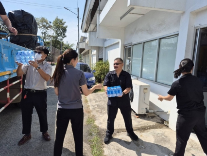 ไฟล์แนบ กปภ.เขต 1 มอบน้ำดื่ม 1,800 ขวด พร้อมสนับสนุนเครื่องจักร เครื่องมือ อุปกรณ์ และพนักงาน เพื่อช่วยฟื้นฟูระบบผลิต - สูบจ่ายน้ำในพื้นที่ กปภ.เขต 5 ที่ได้รับผลกระทบจากภัยน้ำท่วม