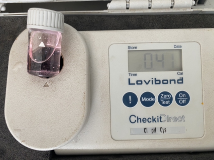 ไฟล์แนบ กปภ.สาขากาญจนดิษฐ์ ลงพื้นที่สุ่มน้ำประปา บริเวณร้านซ่อมมอเตอร์ไซค์ ม.1 ต.กะแดะ อ.กาญจนดิษฐ์ จังหวัดสุราษฎร์ธานี พื้นที่แม่ข่ายกาญจนดิษฐ์ โดยเก็บตัวอย่างน้ำจากก๊อกน้ำที่บ้านของผู้ใช้น้ำไปตรวจสอบคุณภาพน้ำ