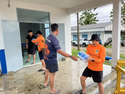 ไฟล์แนบ กปภ.สาขานราธิวาส สนับสนุนน้ำดื่มตราสัญลักษณ์ กปภ. จำนวน 5,000 ขวด แก่ผู้ประสบอุทกภัยในพื้นที่