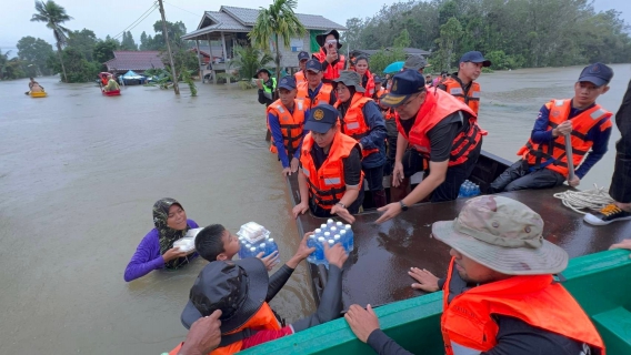 ไฟล์แนบ กปภ.สาขานราธิวาส สนับสนุนน้ำดื่มตราสัญลักษณ์ กปภ. จำนวน 5,000 ขวด แก่ผู้ประสบอุทกภัยในพื้นที่