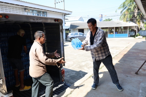 ไฟล์แนบ กปภ.ข.3 ส่งมอบน้ำดื่มบรรจุขวดตราสัญลักษณ์ กปภ. เพื่อช่วยบรรเทาความเดือดร้อนแก่ประชาชนและเจ้าหน้าที่ในพื้นที่ชายแดนไทย-กัมพูชา