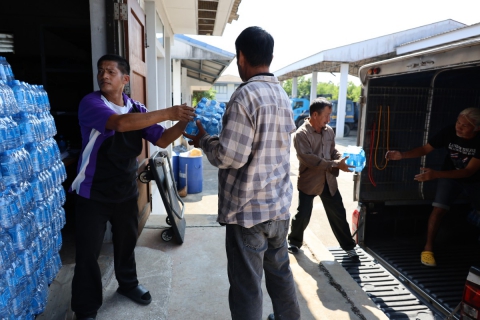 ไฟล์แนบ กปภ.ข.3 ส่งมอบน้ำดื่มบรรจุขวดตราสัญลักษณ์ กปภ. เพื่อช่วยบรรเทาความเดือดร้อนแก่ประชาชนและเจ้าหน้าที่ในพื้นที่ชายแดนไทย-กัมพูชา