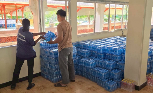 ไฟล์แนบ กปภ.เขต 3 และกปภ.สาขาในพื้นที่ จ.นครปฐม ร่วมสนับสนุนน้ำดื่มบรรจุขวดตราสัญลักษณ์ กปภ. (ครั้งที่ 2) ให้แก่ประชาชนที่เดินทางมากราบถวายบังคมพระบรมศพ สมเด็จพระนางเจ้าสิริกิติ์ พระบรมราชินีนาถ พระบรมราชชนนีพันปีหลวง ณ ลานพุทธมณฑล จ.นครปฐม