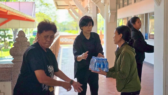 ไฟล์แนบ กปภ.เขต 3 และกปภ.สาขาในพื้นที่ จ.นครปฐม ร่วมสนับสนุนน้ำดื่มบรรจุขวดตราสัญลักษณ์ กปภ. (ครั้งที่ 2) ให้แก่ประชาชนที่เดินทางมากราบถวายบังคมพระบรมศพ สมเด็จพระนางเจ้าสิริกิติ์ พระบรมราชินีนาถ พระบรมราชชนนีพันปีหลวง ณ ลานพุทธมณฑล จ.นครปฐม