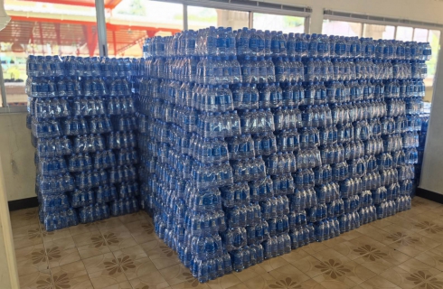 ไฟล์แนบ กปภ.ข.3 ร่วมกับ กปภ.สาขาอ้อมน้อย มอบน้ำดื่มเพื่ออำนวยความสะดวกแก่ประชาชนที่เดินทางเข้าเฝ้าฯ กราบถวายบังคมพระบรมศพ พระพันปีหลวง ณ ลานพิธีพุทธมณฑล