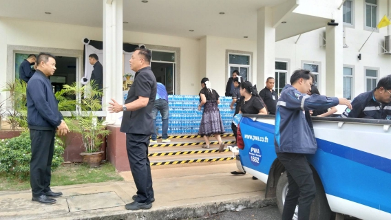 ไฟล์แนบ ✨ กปภ.สาขากบินทร์บุรี สนับสนุนน้ำดื่มตราสัญลักษณ์ กปภ. จำนวน 1,320 ขวด  ให้แก่ที่ว่าการอำเภอกบินทร์บุรี เพื่อนำไปช่วยเหลือผู้ประสบภัยจากเหตุปะทะชายแดนไทยกัมพูชา