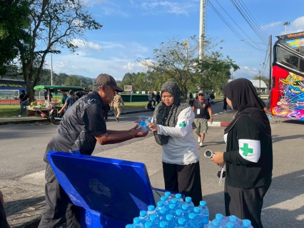 ไฟล์แนบ กปภ.สาขาระนอง สนับสนุนน้ำดื่ม ร่วมส่งพสกนิกรชาวระนอง เดินทางเข้ากราบถวายบังคมพระบรมศพ  สมเด็จพระนางเจ้าสิริกิติ์ พระบรมราชินีนาถ พระบรมราชชนนีพันปีหลวง รอบ 2