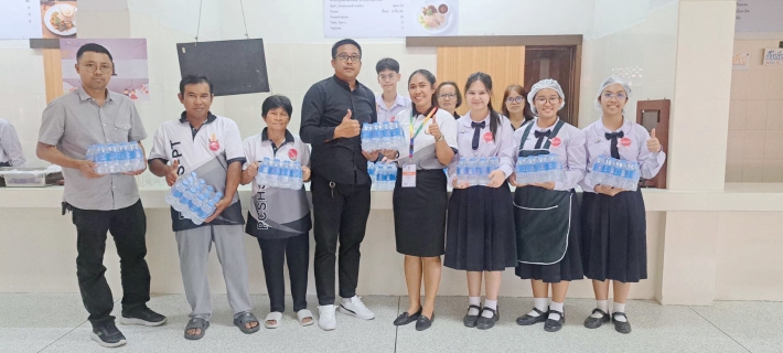 ไฟล์แนบ การประปาส่วนภูมิภาคสาขาปทุมธานี(ชั้นพิเศษ) มอบน้ำดื่มบรรจุขวด สนับสนุนโรงเรียนจุฬาภรณ์ เนื่องในโอกาสสมเด็จพระกนิษฐาธิราชเจ้า กรมสมเด็จพระเทพรัตนราชสุดาฯ เสด็จพระราชดำเนิน