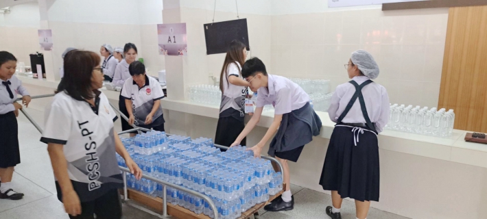 ไฟล์แนบ การประปาส่วนภูมิภาคสาขาปทุมธานี(ชั้นพิเศษ) มอบน้ำดื่มบรรจุขวด สนับสนุนโรงเรียนจุฬาภรณ์ เนื่องในโอกาสสมเด็จพระกนิษฐาธิราชเจ้า กรมสมเด็จพระเทพรัตนราชสุดาฯ เสด็จพระราชดำเนิน