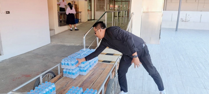 ไฟล์แนบ การประปาส่วนภูมิภาคสาขาปทุมธานี(ชั้นพิเศษ) มอบน้ำดื่มบรรจุขวด สนับสนุนโรงเรียนจุฬาภรณ์ เนื่องในโอกาสสมเด็จพระกนิษฐาธิราชเจ้า กรมสมเด็จพระเทพรัตนราชสุดาฯ เสด็จพระราชดำเนิน
