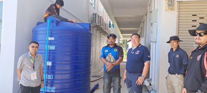 ไฟล์แนบ การประปาส่วนภูมิภาคสาขาปทุมธานี(ชั้นพิเศษ) มอบน้ำดื่มบรรจุขวด สนับสนุนโรงเรียนจุฬาภรณ์ เนื่องในโอกาสสมเด็จพระกนิษฐาธิราชเจ้า กรมสมเด็จพระเทพรัตนราชสุดาฯ เสด็จพระราชดำเนิน