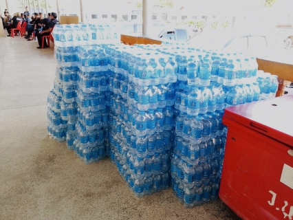 ไฟล์แนบ กปภ.สาขาวัฒนานคร สนับสนุนน้ำดื่มตราสัญลักษณ์ กปภ. ให้กับ ศูนย์ช่วยเหลือผู้อพยพ ณ วัดนครธรรม จากเหตุปะทะชายแดนไทย-กัมพูชา จังหวัดสระแก้ว