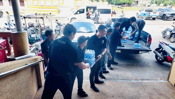 ไฟล์แนบ กปภ.สาขาวัฒนานคร สนับสนุนน้ำดื่มตราสัญลักษณ์ กปภ. ให้กับ ศูนย์ช่วยเหลือผู้อพยพ ณ วัดนครธรรม จากเหตุปะทะชายแดนไทย-กัมพูชา จังหวัดสระแก้ว