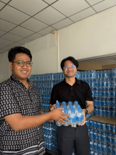 ไฟล์แนบ กปภ.เขต 1 สนับสนุนน้ำดื่ม 6,000 ขวด ส่งมอบให้ กปภ.สาขาศรีสะเกษ เพื่อสนับสนุนทหารที่ปฏิบัติหน้าที่แนวชายแดนไทย - กัมพูชา และผู้อพยพ