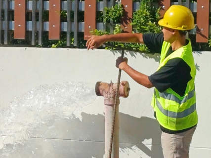 ไฟล์แนบ กปภ.สาขาระนอง รักษาคุณภาพน้ำประปาใสสะอาด ดำเนินการตามแผนระบายตะกอนในเส้นท่อ ประจำเดือน ธันวาคม 2568