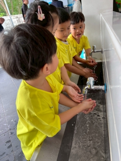 ไฟล์แนบ การประปาส่วนภูมิภาคสาขาขอนแก่น (ชั้นพิเศษ) สานต่อโครงการ หลอมรวมใจ มอบน้ำใสสะอาดให้โรงเรียน เฉลิมพระเกียรติพระบาทสมเด็จพระเจ้าอยู่หัว เนื่องในโอกาสพระราชพิธีมหามงคลเฉลิมพระชนมพรรษา 6 รอบ 28 กรกฎาคม 2567 ประจำปีงบประมาณ 2569 เพื่อให้เด็กนักเรียนได้มีน้ำสะอาดในการอุปโภคและบริโภค ส่งเสริมสุขภาวะที่ดี มุ่งส่งเสริมคุณภาพชีวิตและสร้างสุขอนามัยที่ดีผ่านน้ำดื่มสะอาด ปลอดภัย ได้มาตรฐานในการอุปโภคและบริโภคภายในโรงเรียน