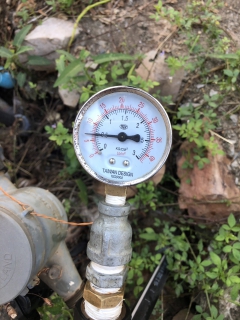 ไฟล์แนบ การประปาส่วนภูมิภาคสาขากาญจนดิษฐ์ ภายใต้การบริหารงานโดย นายสุรพงศ์ สมหวัง ผู้จัดการการประปาส่วนภูมิภาคสาขากาญจนดิษฐ์ มอบหมายพนักงานในสังกัด ดำเนินการตรวจวัดแรงดันน้ำ โดยลงพื้นที่สถานีจ่ายน้ำสะพานดิน บริเวณบ้านผู้ใช้น้ำสามแยกเขาไฟ หมู่ 4 ตำบลทุ่งกง อำเภอกาญจนดิษฐ์ จังหวัดสุราษฎร์ธานี 