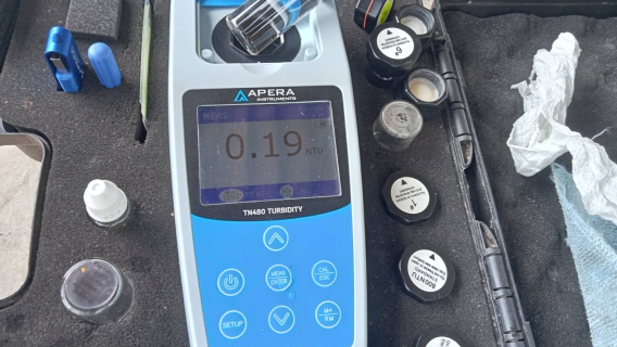 ไฟล์แนบ กปภ.สาขากาญจนดิษฐ์ ลงพื้นที่สุ่มน้ำประปา บริเวณร้านซ่อมมอเตอร์ไซค์ ม.1 ต.กะแดะ อ.กาญจนดิษฐ์ จังหวัดสุราษฎร์ธานี พื้นที่แม่ข่ายกาญจนดิษฐ์ โดยเก็บตัวอย่างน้ำจากก๊อกน้ำที่บ้านของผู้ใช้น้ำไปตรวจสอบคุณภาพน้ำ