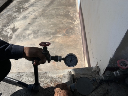 ไฟล์แนบ การประปาส่วนภูมิภาคสาขาอ่าวลึก  ลงพื้นที่ตามโครงการ "ผู้ใช้น้ำมั่นใจ กปภ.เช็คชัวร์" โดยทำการตรวจสอบแรงดันน้ำ บริเวณพื้นที่อำเภออ่าวลึก จังหวัดกระบี่