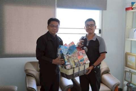 ไฟล์แนบ การประปาส่วนภูมิภาคสาขาประจวบคีรีขันธ์ เข้าเยี่ยมเยียนสวัสดีปีใหม่ ประจำปี 2569 พร้อมมอบของที่ระลึกตราสัญลักษณ์ กปภ. 