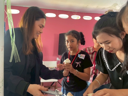 ไฟล์แนบ กปภ.สาขาหาดใหญ่ ร่วมกับ มูลนิธิไทยพีบีเอส มอบของที่ระลึก กิจกรรมวันเด็กแก่โรงเรียนในพื้นที่ประสบอุทกภัย  ต.คลองแห อ.หาดใหญ่ จ.สงขลา