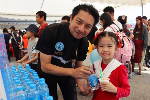 ไฟล์แนบ กปภ.สาขาชลบุรี (พ) ร่วมบริการน้ำดื่มและของขวัญ เนื่องในกิจกรรมวันเด็กแห่งชาติจังหวัดชลบุรี ประจำปี 2569