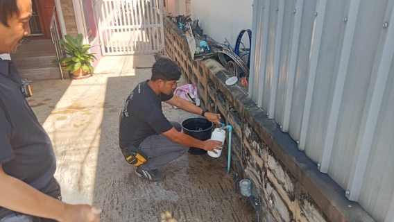 ไฟล์แนบ กปภ.สาขากาญจนดิษฐ์ ลงพื้นที่สุ่มน้ำประปา บริเวณร้านซ่อมรถหน้าอำเภอกาญจนดิษฐ์ ม.1 ต.กะแดะ อ.กาญจนดิษฐ์ จังหวัดสุราษฎร์ธานี พื้นที่แม่ข่ายกาญจนดิษฐ์ โดยเก็บตัวอย่างน้ำจากก๊อกน้ำที่บ้านของผู้ใช้น้ำไปตรวจสอบคุณภาพน้ำ 