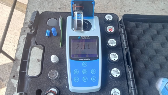 ไฟล์แนบ กปภ.สาขากาญจนดิษฐ์ ลงพื้นที่สุ่มน้ำประปา บริเวณร้านซ่อมรถหน้าอำเภอกาญจนดิษฐ์ ม.1 ต.กะแดะ อ.กาญจนดิษฐ์ จังหวัดสุราษฎร์ธานี พื้นที่แม่ข่ายกาญจนดิษฐ์ โดยเก็บตัวอย่างน้ำจากก๊อกน้ำที่บ้านของผู้ใช้น้ำไปตรวจสอบคุณภาพน้ำ 