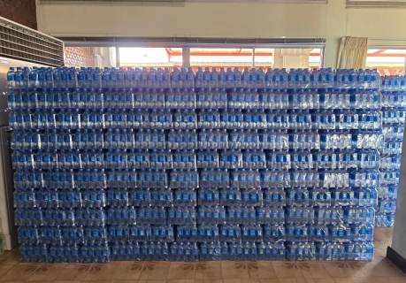 ไฟล์แนบ กปภ.ข.3 สนับสนุนน้ำดื่มบรรจุขวดตราสัญลักษณ์ กปภ. 50,000 ขวด บริการประชาชนในพิธีเข้าเฝ้าฯ กราบถวายบังคมพระบรมศพฯ ณ ลานพุทธมณฑล จ.นครปฐม