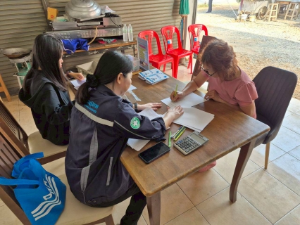 ไฟล์แนบ การประปาส่วนภูมิภาคสาขาลำพูน โดยนายศุภกฤษณ์ จันทร์ศุภเสน ผู้จัดการการประปาส่วนภูมิภาคสาขาลำพูน พร้อมด้วยหัวหน้างานและพนักงาน กปภ.สาขาลำพูน จัดกิจกรรม "โครงการเติมใจให้กัน ประจำปี 2569" ครั้งที่ 2/2569 ณ ตลาดป่าเป้า ต.มะเขือแจ้   อ.เมือง จ.ลำพูน โดยได้จัดกิจกรรม พบปะประชาชน ให้ความรู้ระบบประปา ตรวจสอบมิเตอร์ ประชาสัมพันธ์ช่องทางการชำระค่าน้ำแบบออนไลน์ พร้อมทั้งมอบของที่ระลึกและน้ำดื่มตราสัญลักษณ์กปภ. ให้กับผู้ใช้น้ำที่เข้าร่วมกิจกรรมเพื่อเป็นของขวัญปีใหม่ให้กับลูกค้า ประชาสัมพันธ์โครงการของขวัญปีใหม่ 2569  ลดค่าติดตั้ง 15%  ได้รับคำร้องขอติดตั้งจำนวน 15 ราย และได้รับส่วนลดตามโครงการจำนวน 15 ราย 