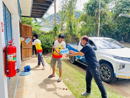 ไฟล์แนบ กปภ.สาขาตะกั่วป่า สนับสนุนน้ำดื่มบรรจุขวดตราสัญลักษณ์ กปภ. ให้กับสมาคมผู้สื่อข่าวจังหวัดพังงา ภายใต้โครงการกปภ.ปันน้ำใจ (PWA Care)