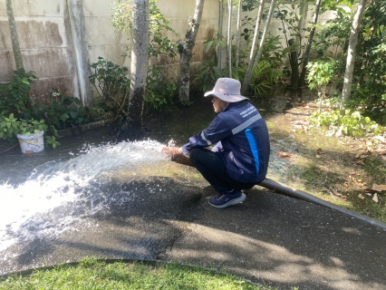 ไฟล์แนบ กปภ.สาขาภูเก็ต นำทีมลงพื้นที่ บริเวณหมู่บ้านไอลีพไพร์ม 1 ตำบลป่าคลอก อำเถอถลาง จังหวัดภูเก็ต   ดำเนินการระบายตะกอนในเส้นท่อจ่ายน้ำ (Blow off)