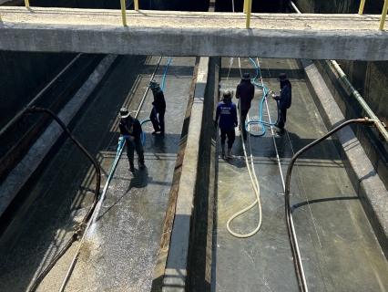 ไฟล์แนบ กปภ.สาขาเพชรบุรี ดำเนินการล้างถังตกตะกอนโรงกรองขนาด 2000 ลบ.ม./ชม. 