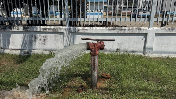 ไฟล์แนบ กปภ.สาขาภูเก็ต นำทีมลงพื้นที่ บริเวณท่าอากาศยานนานาชาติภูเก็ต อำเถอถลาง จังหวัดภูเก็ต ดำเนินการระบายตะกอนในเส้นท่อจ่ายน้ำ (Blow off)