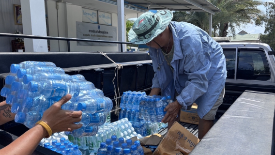 ไฟล์แนบ การประปาส่วนภูมิภาคสาขาประจวบคีรีขันธ์ สนับสนุนน้ำดื่มบรรจุขวดตราสัญลักษณ์ กปภ. ให้กับที่ทำการปกครองจังหวัดประจวบคีรีขันธ์