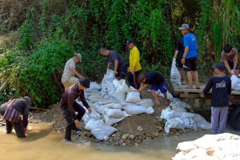 ไฟล์แนบ กปภ.สาขาแม่สอด ร่วมสนันสนุนกระสอบสารส้มเพื่อทำฝายน้ำล้นสู้ภัยแล้งให้กับชาวบ้าน