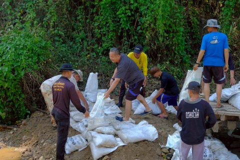 ไฟล์แนบ กปภ.สาขาแม่สอด ร่วมสนันสนุนกระสอบสารส้มเพื่อทำฝายน้ำล้นสู้ภัยแล้งให้กับชาวบ้าน