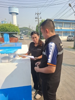 ไฟล์แนบ การประปาส่วนภูมิภาคสาขาแม่สอด ร่วมลงพื้นที่เก็บตัวอย่างน้ำ  เพื่อขอต่ออายุโครงการน้ำประปาดื่มได้