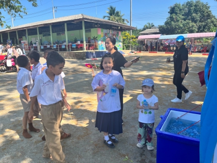 ไฟล์แนบ การประส่วนภูมิภาคสาขากระบี่ ร่วมโครงการจังหวัดกระบี่เคลื่อนที่ ประจำปีงบประมาณ 2569  พร้อมบริการน้ำดื่มตราสัญลักษณ์ กปภ.บริการประชาชนและผู้มาร่วมงาน ณ โรงเรียนชุมชนบ้านเขากลม หมู่ 7 ตำบลหนองทะเล อำเภอเมืองกระบี่ จังหวัดกระบี่ 