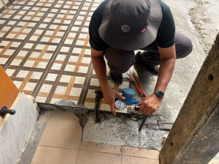 ไฟล์แนบ  กปภ.สาขาขนอม ลงพื้นที่ตลาดบางโหนด ตรวจวัดแรงดันน้ำ แก้ปัญหาน้ำไหลอ่อน!