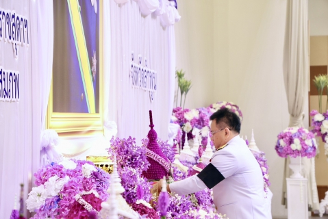 ไฟล์แนบ การประปาส่วนภูมิภาคสาขาลำพูน โดยนายศุภกฤษณ์ จันทร์ศุภเสน มอบหมายให้นางสาวปาณิสรา เหล็กแหลม หัวหน้างาน 8 งานอำนวยการ ร่วมพิธีวางพุ่มดอกไม้ถวายราชสักการะ และพิธีลงนามถวายพระพรเนื่องในวันคล้ายวันพระราชสมภพ สมเด็จพระกนิษฐาธิราชเจ้า กรมสมเด็จพระเทพรัตนราชสุดาฯ สยามบรมราชกุมารี ประจำปี 2569 วันพฤหัสบดีที่ 2 เมษายน 2569  เวลา 09.00 น. ณ  หอประชุมจังหวัดลำพูน ศาลากลางจังหวัดลำพูน ตำบลศรีบัวบาน อำเภอเมืองลำพูน จังหวัดลำพูน นายปิยพงศ์ ชูวงศ์ ผู้ว่าราชการจังหวัดลำพูน มอบหมายให้ นายโยธิน ประสงค์ความดี รองผู้ว่าราชการจังหวัด รักษาราชการแทนผู้ว่าราชการจังหวัดลำพูน เป็นประธานในพิธีวางพุ่มดอกไม้ถวายราชสักการะ และ พิธีลงนามถวายพระพรชัยมงคล