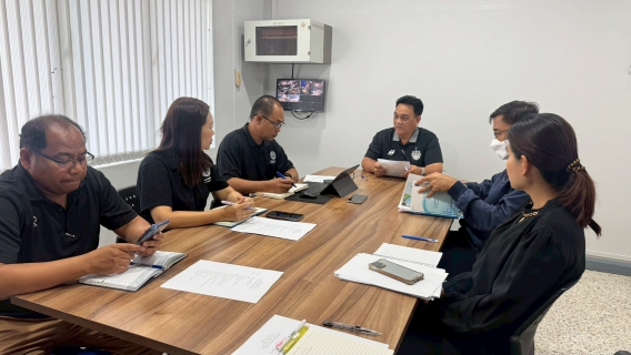 ไฟล์แนบ     วันพุธที่ 8 เมษายน 2569 นำโดย นายกิตติ โบว์พัฒนากุล ผู้จัดการการประปาส่วนภูมิภาค สาขาตรัง พร้อมด้วยหัวหน้างานและพนักงานในสังกัดร่วมกิจกรรมสนทนายามเช้า Morning Talk ครั้งที่ 7/2569 ประจำเดือน เมษายน 2569 ณ ห้องประชุม กปภ.สาขาตรัง โดยกิจกรรมในครั้งนี้ได้พูดคุยเกี่ยวกับติดตามผลการดำเนินงานแต่ละสายงาน และการเตรียมความพร้อมในการดูแลและให้บริการประชาชนช่วงเทศกาลสงกรานต์ การอยู่เวรยามให้ปฏิบัติหน้าที่ด้วยความไม่ประมาท หากพบสิ่งผิดปกติให้รายงานผู้บังคับบัญชาตามลำดับชั้นทราบทันที การจัดหาแหล่งน้ำดิบให้เพียงพอเพื่อให้ผลิตและจ่ายน้ำได้ตลอดเวลา และเฝ้าระวังแหล่งน้ำดิบและระบบผลิตจ่ายน้ำประปาให้สะอาดปลอดภัย พร้อมทั้งประชาสัมพันธ์ข่าวสารที่สำคัญให้ผู้ใช้น้ำทราบทันทีเมื่อเกิดเหตุฉุกเฉิน การติดตามรายงานข้อร้องเรียนและแก้ไขปัญหาให้ลูกค้าโดยเร็วเพื่อสร้างความพึงพอใจให้แก่ลูกค้า