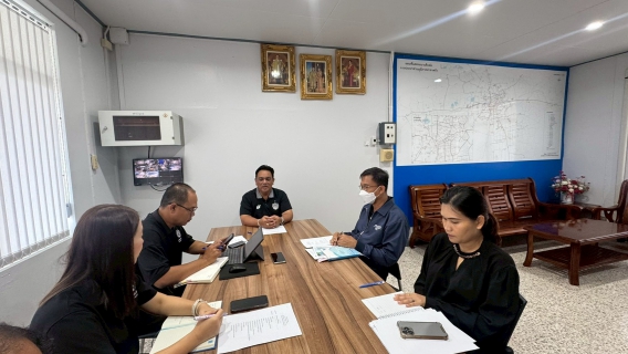 ไฟล์แนบ     วันพุธที่ 8 เมษายน 2569 นำโดย นายกิตติ โบว์พัฒนากุล ผู้จัดการการประปาส่วนภูมิภาค สาขาตรัง พร้อมด้วยหัวหน้างานและพนักงานในสังกัดร่วมกิจกรรมสนทนายามเช้า Morning Talk ครั้งที่ 7/2569 ประจำเดือน เมษายน 2569 ณ ห้องประชุม กปภ.สาขาตรัง โดยกิจกรรมในครั้งนี้ได้พูดคุยเกี่ยวกับติดตามผลการดำเนินงานแต่ละสายงาน และการเตรียมความพร้อมในการดูแลและให้บริการประชาชนช่วงเทศกาลสงกรานต์ การอยู่เวรยามให้ปฏิบัติหน้าที่ด้วยความไม่ประมาท หากพบสิ่งผิดปกติให้รายงานผู้บังคับบัญชาตามลำดับชั้นทราบทันที การจัดหาแหล่งน้ำดิบให้เพียงพอเพื่อให้ผลิตและจ่ายน้ำได้ตลอดเวลา และเฝ้าระวังแหล่งน้ำดิบและระบบผลิตจ่ายน้ำประปาให้สะอาดปลอดภัย พร้อมทั้งประชาสัมพันธ์ข่าวสารที่สำคัญให้ผู้ใช้น้ำทราบทันทีเมื่อเกิดเหตุฉุกเฉิน การติดตามรายงานข้อร้องเรียนและแก้ไขปัญหาให้ลูกค้าโดยเร็วเพื่อสร้างความพึงพอใจให้แก่ลูกค้า