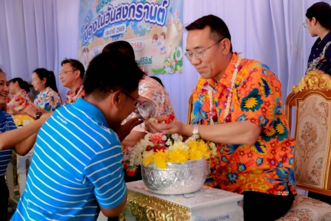 ไฟล์แนบ การประปาส่วนภูมิภาคสาขาประจวบคีรีขันธ์ ร่วมรดน้ำขอพรผู้ว่าราชการจังหวัดประจวบคีรีขันธ์ เพื่อความเป็นสิริมงคลในประเพณีสงกรานต์ วันปีใหม่ไทย 2569 และมอบเครื่องใช้ไฟฟ้าเพื่อใช้เป็นของรางวัลสำหรับการออกร้าน ในงานวันรวมน้ำใจให้กาชาด ประจำปี 2569 