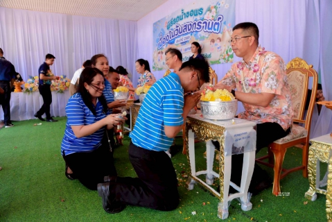 ไฟล์แนบ การประปาส่วนภูมิภาคสาขาประจวบคีรีขันธ์ ร่วมรดน้ำขอพรผู้ว่าราชการจังหวัดประจวบคีรีขันธ์ เพื่อความเป็นสิริมงคลในประเพณีสงกรานต์ วันปีใหม่ไทย 2569 และมอบเครื่องใช้ไฟฟ้าเพื่อใช้เป็นของรางวัลสำหรับการออกร้าน ในงานวันรวมน้ำใจให้กาชาด ประจำปี 2569 