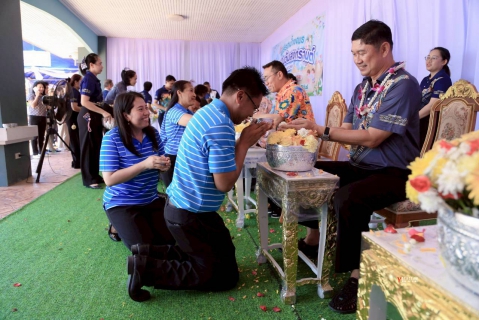 ไฟล์แนบ การประปาส่วนภูมิภาคสาขาประจวบคีรีขันธ์ ร่วมรดน้ำขอพรผู้ว่าราชการจังหวัดประจวบคีรีขันธ์ เพื่อความเป็นสิริมงคลในประเพณีสงกรานต์ วันปีใหม่ไทย 2569 และมอบเครื่องใช้ไฟฟ้าเพื่อใช้เป็นของรางวัลสำหรับการออกร้าน ในงานวันรวมน้ำใจให้กาชาด ประจำปี 2569 