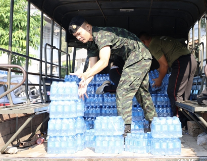 ไฟล์แนบ กปภ.ข.3 พร้อมด้วยพนักงานในสังกัด ร่วมส่งมอบน้ำดื่มบรรจุขวด จำนวน 5,040 ขวดแก่ กรมสนับสนุน กองพลทหารราบที่ 9 (ค่ายสุรสีห์) จังหวัดกาญจนบุรี