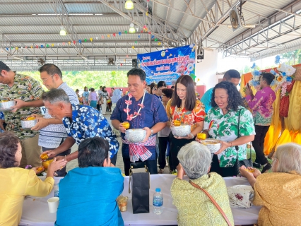 ไฟล์แนบ วันศุกร์ที่ 10 เมษายน 2569 นำโดย นายกิตติ โบว์พัฒนากุล ผู้จัดการการประปาส่วนภูมิภาค สาขาตรัง พร้อมด้วยหัวหน้างาน พนักงานและลูกจ้างในสังกัดร่วมกิจกรรมโครงการจัดงานส่งเสริมความกตัญญูต่อผู้สูงอายุ ประจำปี 2569 ร่วมกับเทศบาลคลองเต็ง ณ อาคารอเนกประสงค์เทศบาลตำบลคลองเต็ง เพื่อร่วมสืบสานประเพณีอันดีงามของไทย และแสดงความเคารพต่อผู้สูงอายุในชุมชน รวมถึงกิจกรรมรดน้ำดำหัวผู้สูงอายุ โดยได้ร่วมสนับสนุนของที่ระลึกแก่ผู้สูงอายุและผู้เข้าร่วมกิจกรรมดังกล่าว เพื่อสร้างความสัมพันธ์อันดีระหว่างหน่วยงานกับชุมชน ตลอดจนส่งเสริมคุณค่าทางวัฒนธรรมและความกตัญญูต่อผู้สูงอายุให้คงอยู่สืบไป