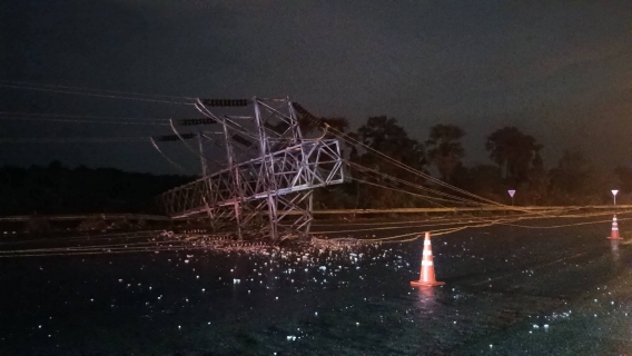 ไฟล์แนบ กปภ.สาขากบินทร์บุรี  รุดมอบน้ำดื่มสนับสนุนภารกิจ กฟภ. เร่งกู้เสาไฟฟ้าแรงสูงหักโค่นจากเหตุพายุถล่ม