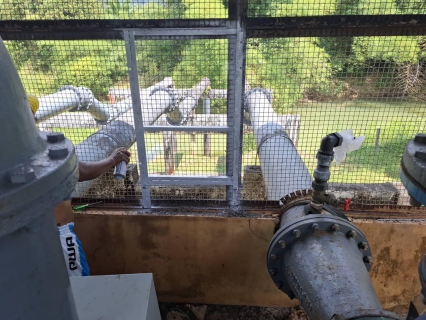 ไฟล์แนบ การประปาส่วนภูมิภาคสาขาตะกั่วป่า นายธำรง คุ้มเพชร มอบหมายให้หัวหน้างาน และพนักงานในสังกัด ดำเนินการติดตั้งติดตั้งเครื่องสูบน้ำดิบตัวใหม่ผลิตน้ำได้ 450 ลบ.ม./ชม. แทนตัวเก่าที่ผลิตน้ำได้ 320 ลบ.ม./ชม. เพื่อแก้ปัญหาระบบผลิตจ่าย เรื่องน้ำไหลอ่อนไปจนถึงไม่ไหลในช่วงหน้าแล้ง